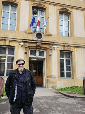 Charlelie Couture Devant le lycée