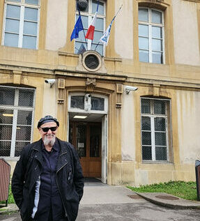 Charlelie Couture Devant le lycée