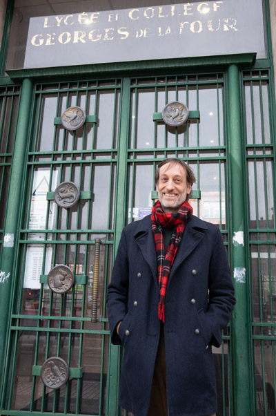 Sébastien-Laudenbach-devant-son-ancien-lycée