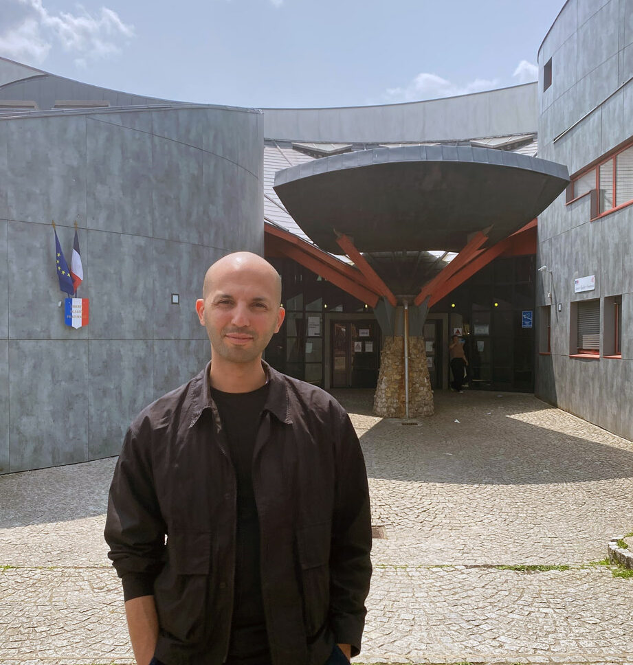 Issam Krimi devant son collège Issam Krimi devant son collège