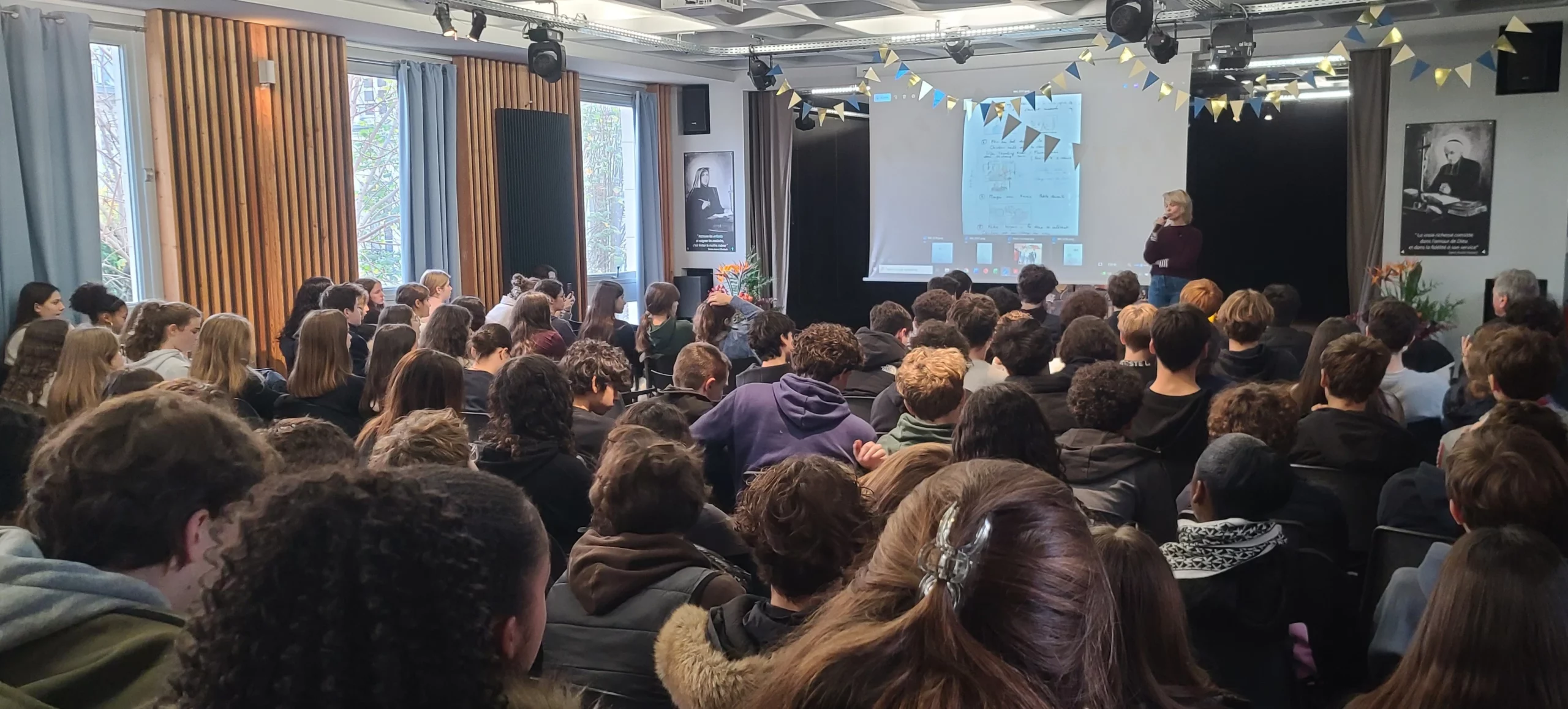 Barbara Schulz devant les élèves